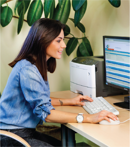 Frau arbeitet vor PC